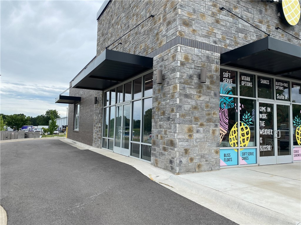 Drive-thru food location in heavy traffic area in Tontitown/Springdale now available for lease. Current tenant willing to assist with some TI and/or some rent assistance for short period of time for new tenant. Current lease in place that ends on 12/31/2026. New tenant can take over current lease terms or have new lease in place with owner approval.