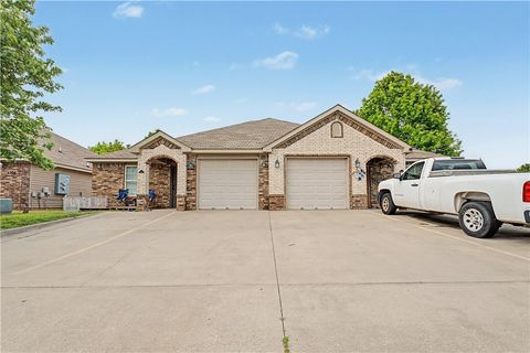 Photo of 3302 SW Victoria Place C-D #C-D, Bentonville, AR 72712 (MLS # 1344606)
