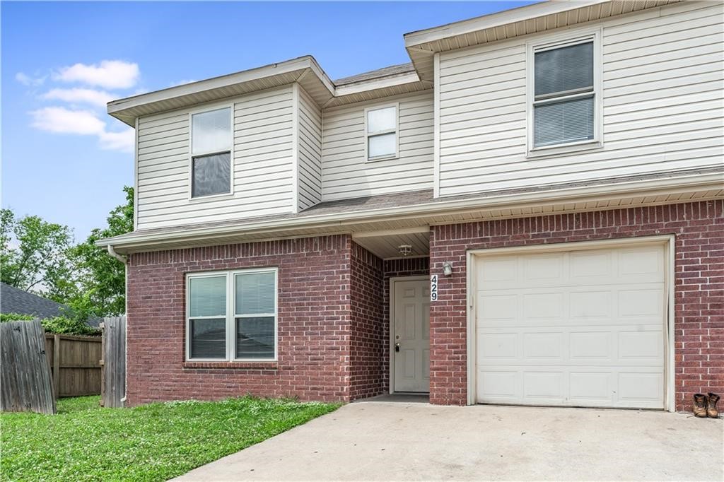 Nice 3 bedroom 2 bath duplex close to schools and 71 business. Plenty of room with open living room and kitchen, one car garage and a good size back yard. Refrigerator included. Pictures are similar but may not be exact. Credit and Background check required
.