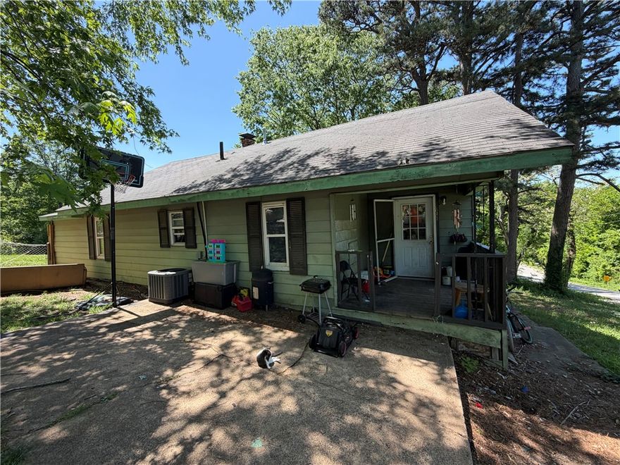 Convenient in-town location with a large back yard and nice shade trees! This 1040 sqft home has 3br/1ba, natural gas range, central heat/air, and laminate flooring. Outdoors you find low maintenance aluminum siding, vinyl windows, and chain link fenced back yard. Great starter home or investment opportunity, take a look today!