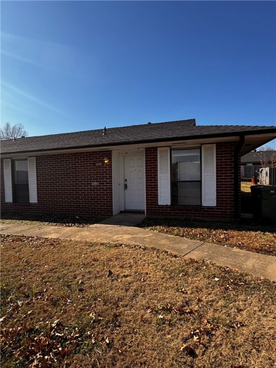 Cozy 2-bedroom, 1-bath duplex in a convenient Rogers location! Close to shopping, Walmart AMP, local parks, and walking/biking trails. Easy access to schools, dining, and entertainment. Ideal for those seeking a well-situated home with community amenities nearby.**No Pets**