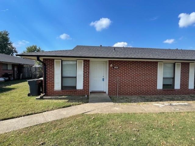 Cozy 2-bedroom, 1-bath duplex in a convenient Rogers location! Close to shopping, Walmart AMP, local parks, and walking/biking trails. Easy access to schools, dining, and entertainment. Ideal for those seeking a well-situated home with community amenities nearby.