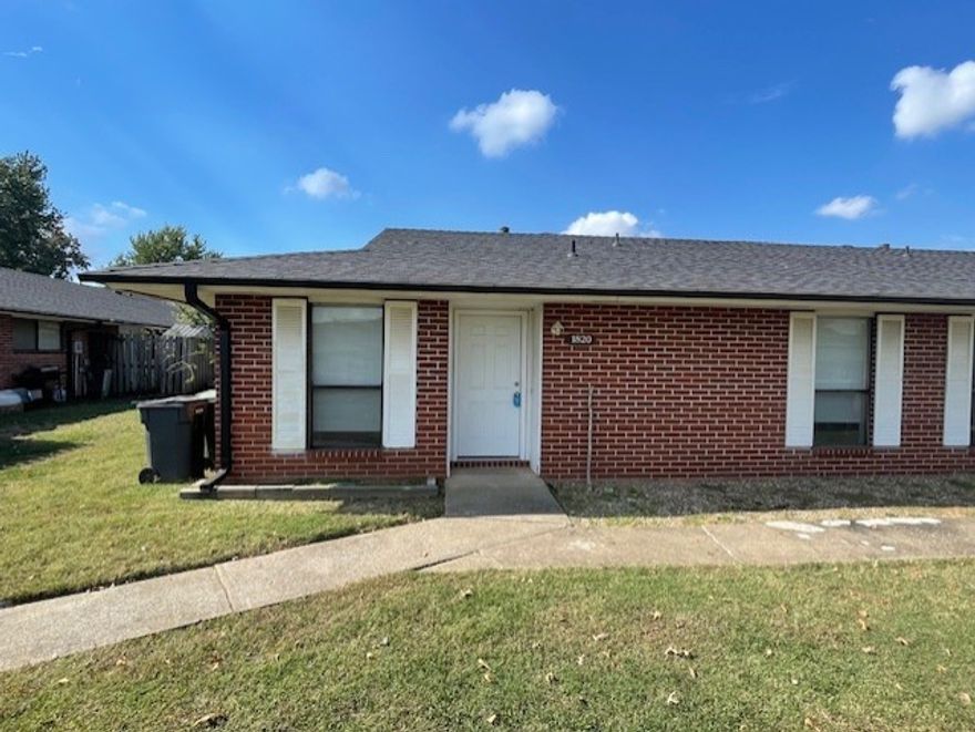 Cozy 2-bedroom, 1-bath duplex in a convenient Rogers location! Close to shopping, Walmart AMP, local parks, and walking/biking trails. Easy access to schools, dining, and entertainment. Ideal for those seeking a well-situated home with community amenities nearby.