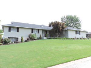 Amazing remodeled home with extras galore. Florida room overlooking golf course. Massive master suite with fireplace, jaccuzi tub and a separate shower. Beamed cathedral ceilings in the living room.Awesome kitchen. Large rec room in basement. Spacious deck & in-ground pool. Golf cart garage in basement.