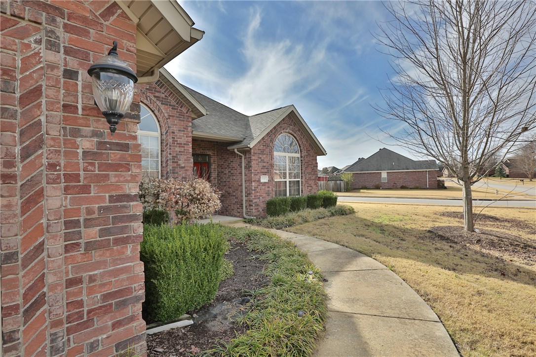 Beautiful 3 bedroom home on large corner lot in Stonebridge Meadows Golf Community. A short golf cart ride to the clubhouse for a round. Split floor plan and tray ceilings throughout. Wonderful bonus room/enclosed patio that's perfect for entertaining with walls that open up in summer to enjoy the outside and room is heated and cooled. Seller is offering a transferable home warranty.