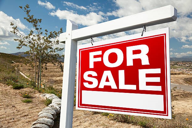 Looking for a great lot to build your new home on, then this is it! It is difficult to find lots on the east side of town, so donāt miss this opportunity. Neighborhood is about built out so wonāt be dealing with lots of construction. POA is now in the hands of the neighborhood residents. POA plans fun events for all such as Holiday parties, cookouts, and progressive dinners. Conveniently located with easy access to restaurants, grocery stores, local boutiques, gyms & work centers. Small neighborhood, only twenty-seven homes total. Minimum square footage is 2800. POA dues are $200 per year. Lot is agent owned.
