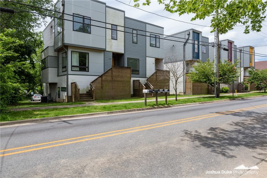 Thinking about investing in a great condo downtown Fayetteville? Book your showing to see these modern 3 Bedroom 2.5 Bath condo that are just right. Close to all the great things South Fayetteville has to offer, the Fayetteville Square, U of A campus, Woodstone Pizza, and many other amenities. Bamboo wood floors, granite counter tops, modern kitchen and bathrooms. This is a great place to call home. Call for a showing, tenant occupied.