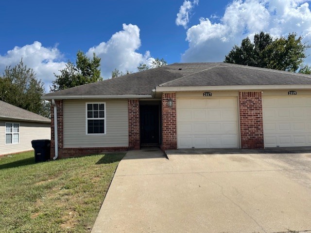 Great 3-bedroom, 2-bath duplex in Rogers! This all-electric home offers a comfortable layout, modern amenities, and low-maintenance living. Perfectly situated close to shopping, dining, and schools, it’s an ideal spot for convenience and comfort.**$250 non-refundable pet deposit **