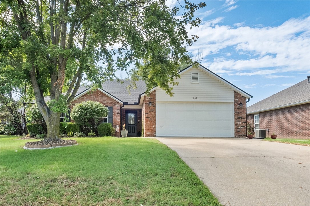 This well-maintained home on nearly a quarter acre is just what you are looking for! Conveniently located just minutes from the Walmart home office, shopping, restaurants and downtown Bentonville, you are close to the best that NWA has to offer. Enjoy the granite countertops, updated flooring, vaulted ceilings and cozy fireplace. The primary suite features a jacuzzi tub, separate shower and large walk-in closet. New roof installed in 2021. Schedule a showing today!
