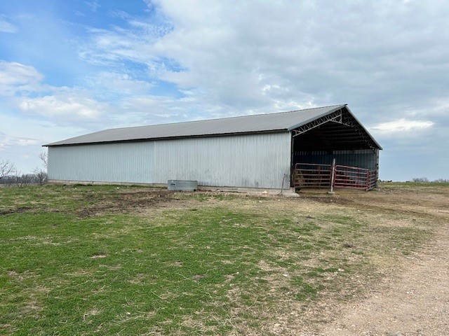 Ideally located only 20 minutes to Branson, Missouri, 15 minutes to Bull Shoals Lake & Table Rock Lake. 1050 surveyed acres. Primarily wooded with hardwood and scattered pines. Approximately 35 acres in pasture. Barn. Pretty seasonal creeks & springs. 2 state breathtaking views. ATV trails. Paved and gravel road frontage. Large tracts of land are extremely hard to find, especially in this area. Excellent recreational property and located in an outstanding deer & turkey hunting area.