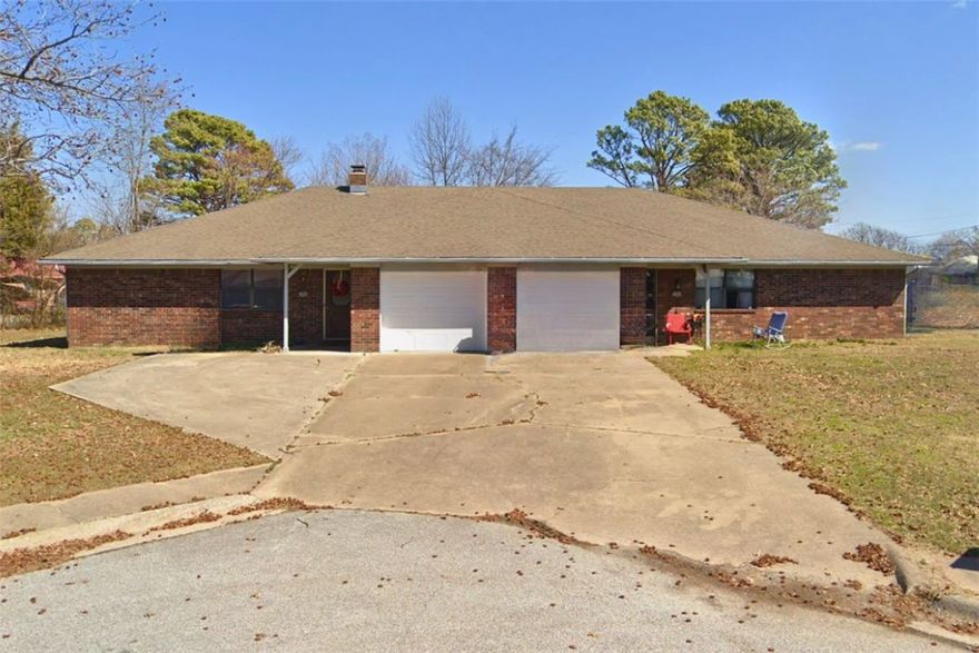 Excellent investment opportunity in the heart of Springdale! This duplex offers strong potential for rental income or owner-occupancy with income-producing possibilities. Ideally located with convenient access to I-49, making commuting and everyday amenities easily accessible. Each unit provides functional living space with great potential to update or personalize. Whether you’re expanding your portfolio or looking for a smart entry into investment property ownership, this property is full of opportunity.