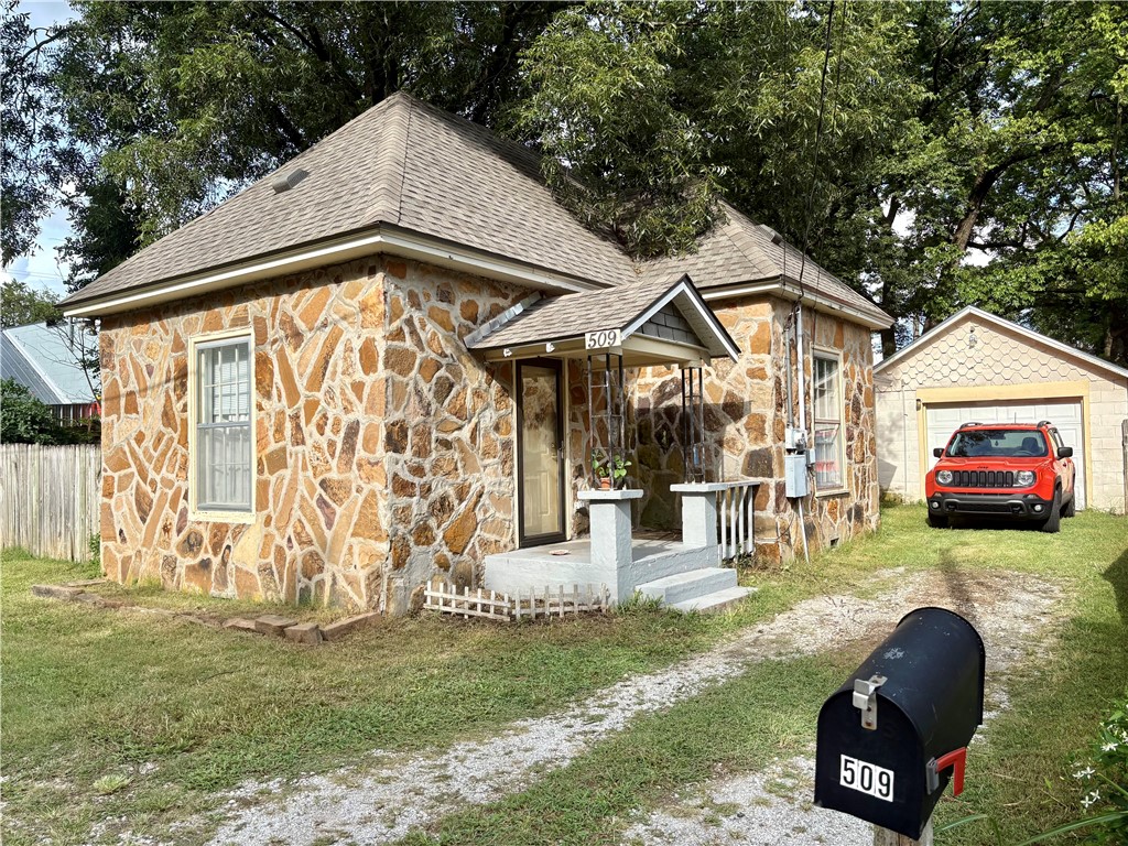 Perfect starter home or investment property. Exterior is an Ozark Architectural 'giraffe style' home. New roof in 2020. 3 bedrooms with 1.5 bathrooms. Walking distance to library and downtown. Refrigerator stays with reasonable offer. Owner is related to agent.