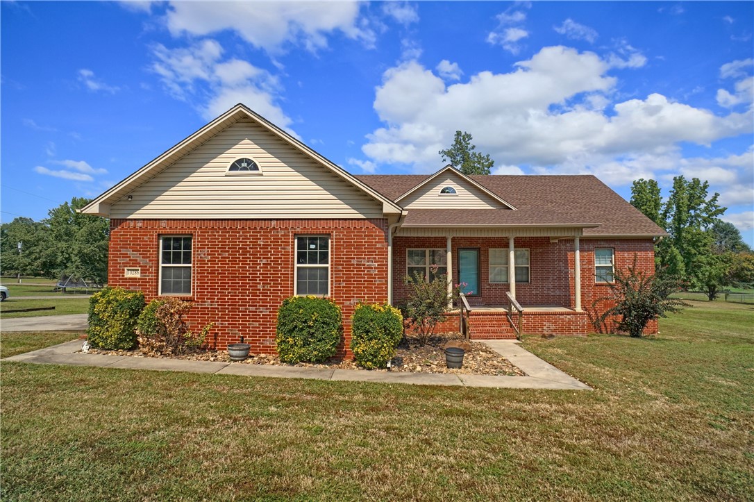 This beautiful 3-bedroom, 2-bath home offers 1,727 sq. ft. of comfortable living space on 1.54 acres. Sitting on a desirable corner lot, the property features a chain-link fence and plenty of room to enjoy the outdoors.
Step inside to find a large master suite with generous closets and a private bath, plus two additional bedrooms with brand-new carpet. The home has been thoughtfully updated with new gutters, a roof just 3 years old, and a brand-new air conditioning unit for peace of mind.
Enjoy easy access to Mount Nebo and other outdoor activities, making this the perfect spot for nature lovers who donāt want to sacrifice convenience. With plenty of space, modern updates, and a welcoming layout, this home is move-in ready and waiting for you!