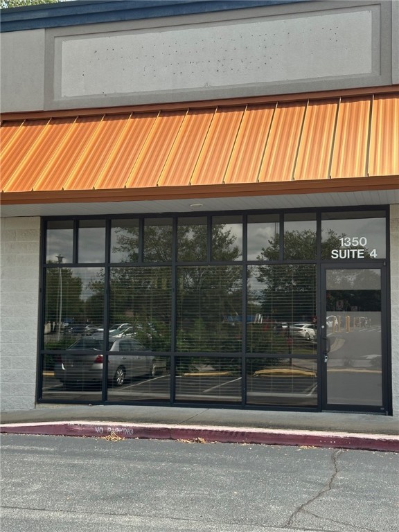 High-Visibility Retail/Office Space in Prime Springdale Location
Excellent retail or office opportunity just south of the Hwy 412 & Gutensohn intersection, which boasts a traffic count of over 27,000 vehicles daily. This premier location is situated on S. Gutensohn, directly across from Walmart Neighborhood Market and the Springdale Main Post Office, ensuring maximum visibility and accessibility. The space offers 1,018 SF with one bathroom and a versatile room that can serve as a changing area or private office. With its flexible layout, this property is ideal for a wide range of businesses.