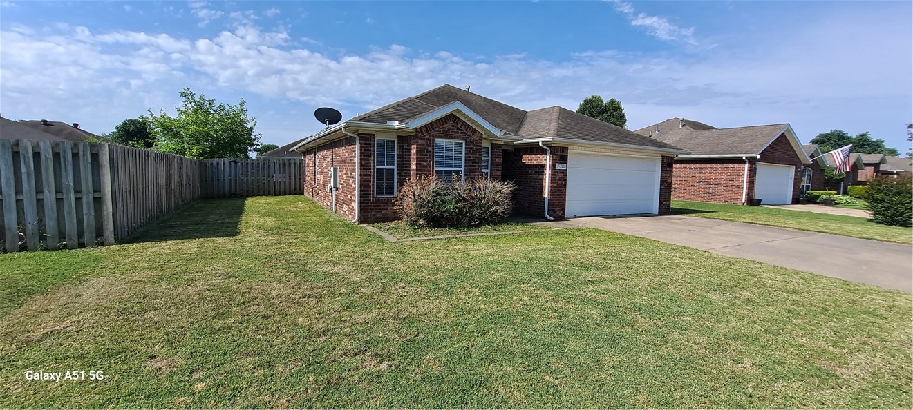 This inviting 3 Bedroom, 2 bath home is ideally located near Hwy 72 and Elm Tree, offering easy access to schools, shopping, and grocery stores. Situated in a residential neighborhood, you'll enjoy the convenience of being close to all the amenities Bentonville has to offer, including parks, dining, and entertainment.