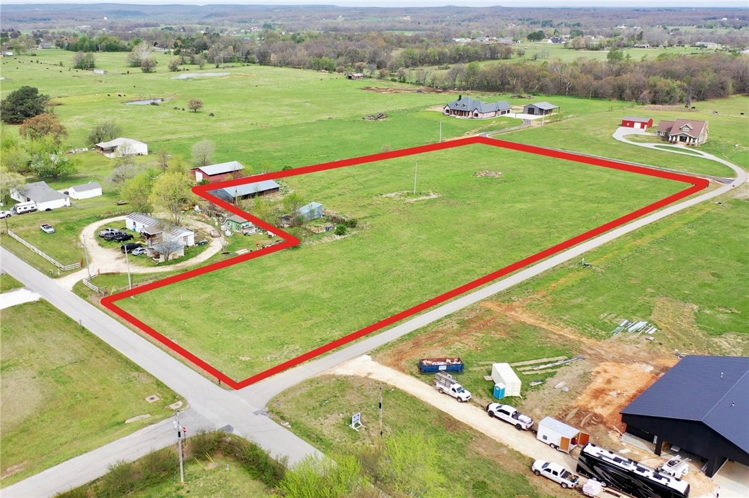Build your dream home on this 5.92+/- acre parcel in popular Farmington! Just a few minutes' drive to
the U of A, Farmington Schools, and the interstate. Just off HWY 62, this property includes 2 pole barns (40'x60' & 12'x40'), cattle corral with chute, asphalt driveway and a city water tap with meter already on site. Flat open parcel ready for your new home. Successful preliminary percolation test was performed August 2021.