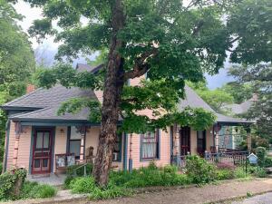 A cozy well established Bed and Breakfast located in the Eureka Springs Historical District.This establishment is a working business with many returning customers. Located on a quiet cud-de-sac where you can enjoy a relaxing stay. Great location just a short walk down a tree lined path to Spring Street at the point where the shops begin. A comfortable, commercial residents that has a history of being a boarding house with three separate sections that can be divided for longer term rental or turn into a spacious home. Located in a prized area, this house can also be a weekend get away or a seasonal retreat.