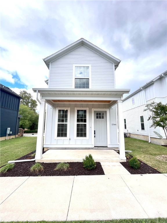 Beautiful 2 beds, 2.5 baths home in Fayetteville! Open living space with fireplace. Fantastic location it's within biking distance of Baum stadium, The University of Arkansas, Fayetteville town square, and various parks and walking trails. The home comes equipped with refrigerator, washer and dryer. Lawncare included