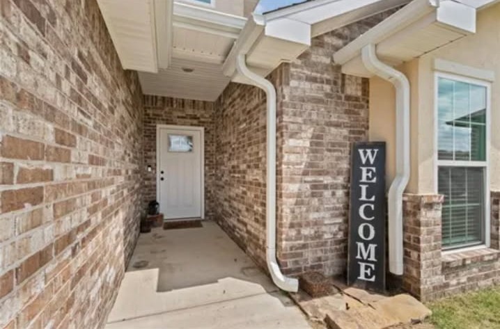 Only a few years old. Built in 2021 this wonderful home is located in the Woodards Hills Sub. 3-bedroom 2-bath home & minutes away from XNA airport and downtown Bentonville. A great location with quick access to many areas. Approx. 1800 sq. feet of living space. Open floor concept gives you amazing space to work with to create your living design of choice! So much room to work with! Split plan, corner fireplace, classic black and white throughout, granite countertops, pantry, island bar, standalone shower & soaking tub. in primary bath. Property is occupied. 24 hr. notice. Also listed for sale. See MLS ID 1304319. Property will continue for sale with investor purchase requested to honor lease term.