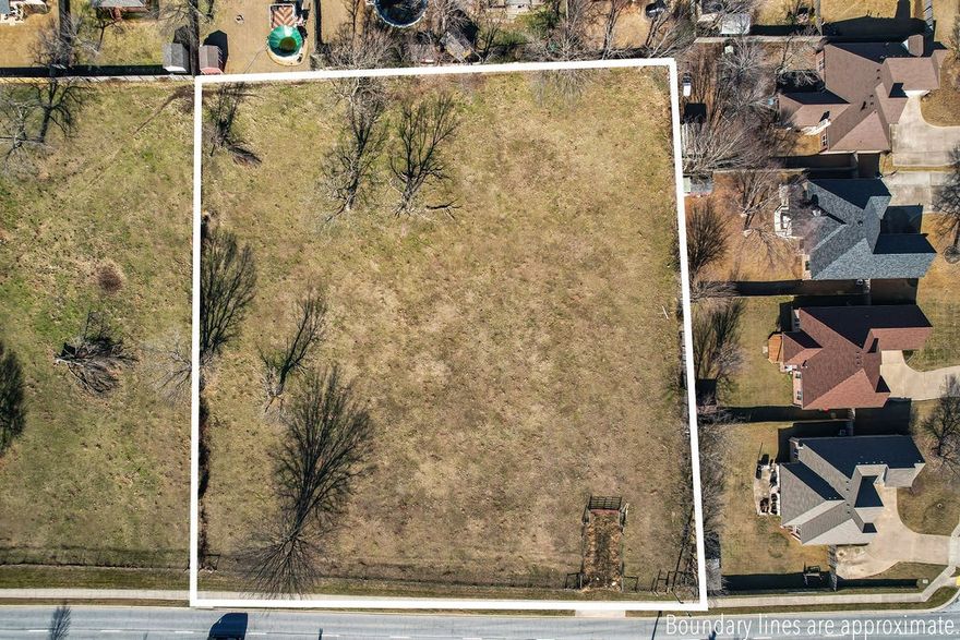 Wonderful land location in the heart of Springdale! Open and level land provides multiple building spots to suit your needs. Prime location near schools, shopping, dining and only 3 minutes to Lake Fayetteville! Come check this one out today and explore the possibilities!