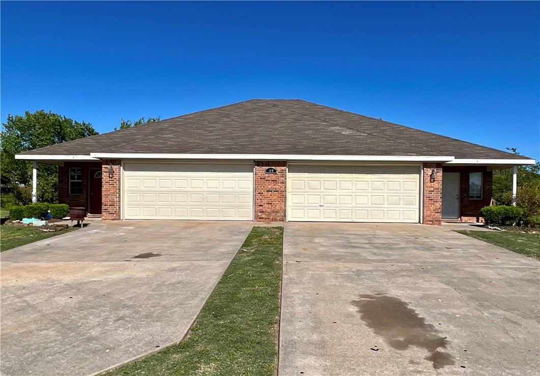 Nice duplex in Springdale. Home features 3 bedrooms, 2 bathrooms, tile floor in living room, & kitchen, carpet in bedrooms and all appliances.