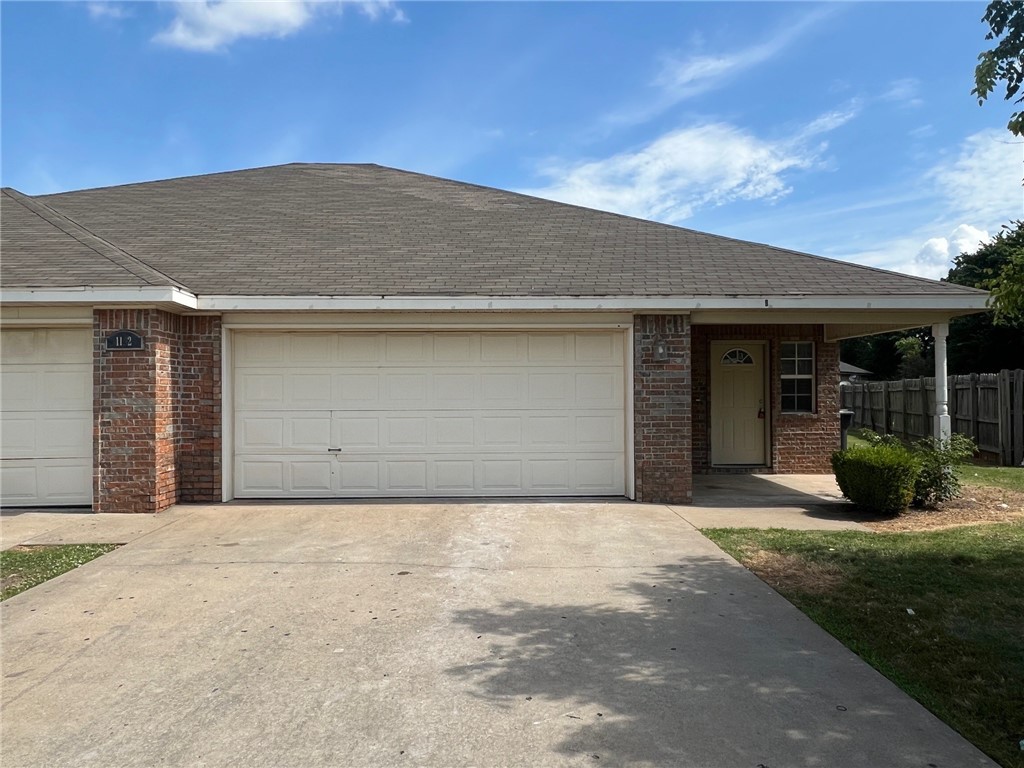 Nice duplex in Springdale. Home features 3 bedrooms, 2 bathrooms, tile floor in living room, & kitchen, carpet in bedrooms and all appliances.