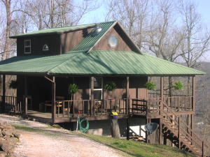 Terrific weekend cabin, vacation cabin or permanent residence on Asia Point just S. of Jasper. Minor restrictions to insure your property value. Spectacular views with easy access off of Scenic Highway 7. One bedroom, one bath. Wood burning stove and propane heat. Perfect if you are looking for a cozy small cabin in Newton County. See former rental website: www.kroznestkabin.com