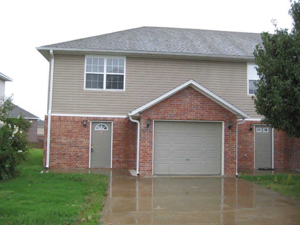 2 bed & 2.5 bath condo on the UofA bus route! Huge walk-in closets! Water paid by the owner!