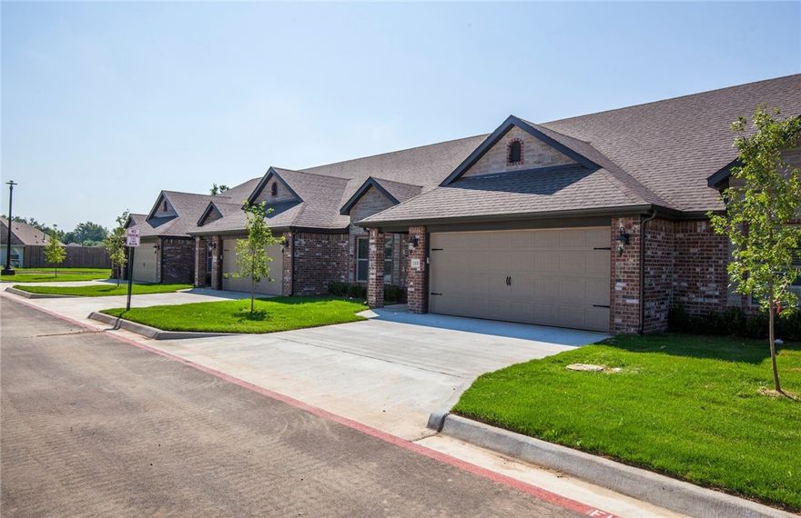 Great Townhomes in Centerton. 3 bedroom 2 bath, granite counters, wood style ceramic tile flooring thru main living area, carpet in bedrooms. Stainless appliances, side by side refrigerator, ceiling fans vaulted ceiling in living room. Lawn care is included.