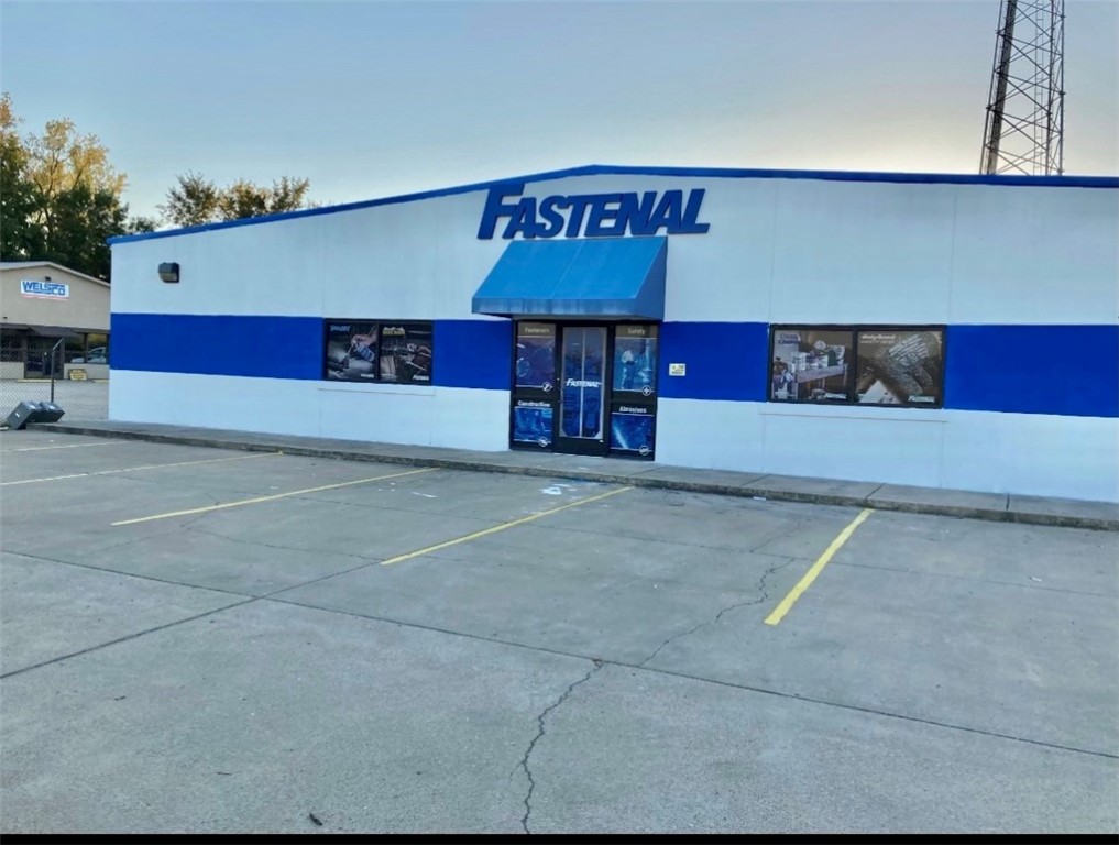 Investment Opportunity on .50 Acre Lot with a 4000 square ft commercial building built in 2008, Currently leased at $3700 per month . 9 Cap Investment Opportunity