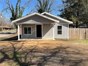 Great investment opportunity in Clarksville! this home is currently rented for $800 pr month. tenants is month to month, giving flexibility to a new owner. perfect as a rental property with immediate income or as starter home at an affordable price. Conveniently located near to schools, and University of Ozarks!
home was remodeled last year