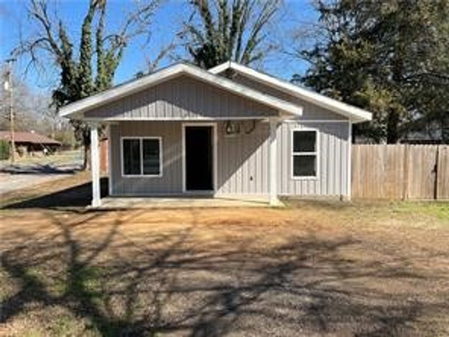 Great investment opportunity in Clarksville! this home is currently rented for $800 pr month. tenants is month to month, giving flexibility to a new owner. perfect as a rental property with immediate income or as starter home at an affordable price. Conveniently located near to schools, and University of Ozarks!
home was remodeled last year