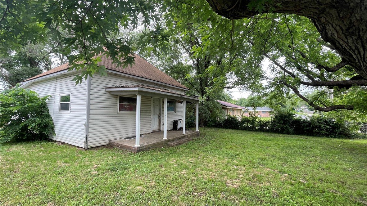 Your imagination can restore this home or make it all new. Sold AS IS. Lovely shaded lot within walking distance to Gravette lower elementary, middle, and junior high schools. This home is perfect for a flipper or someone who wants to generate rental income.
