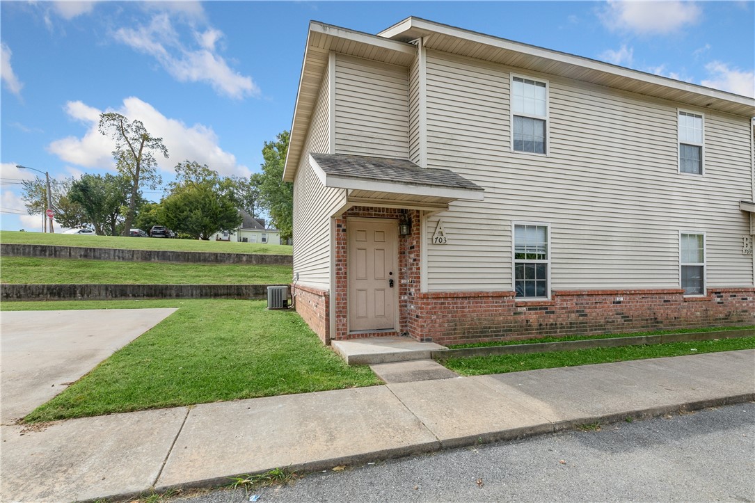 Welcome to your next home, this great duplex near schools and parks. This townhouse has an open concept and lots of room, 2 level units with Living, Dining, Kitchen and half bath on lower level and 2 bedrooms and full bath on second level. Pictures are similar but my not be exact. Background and credit check required
