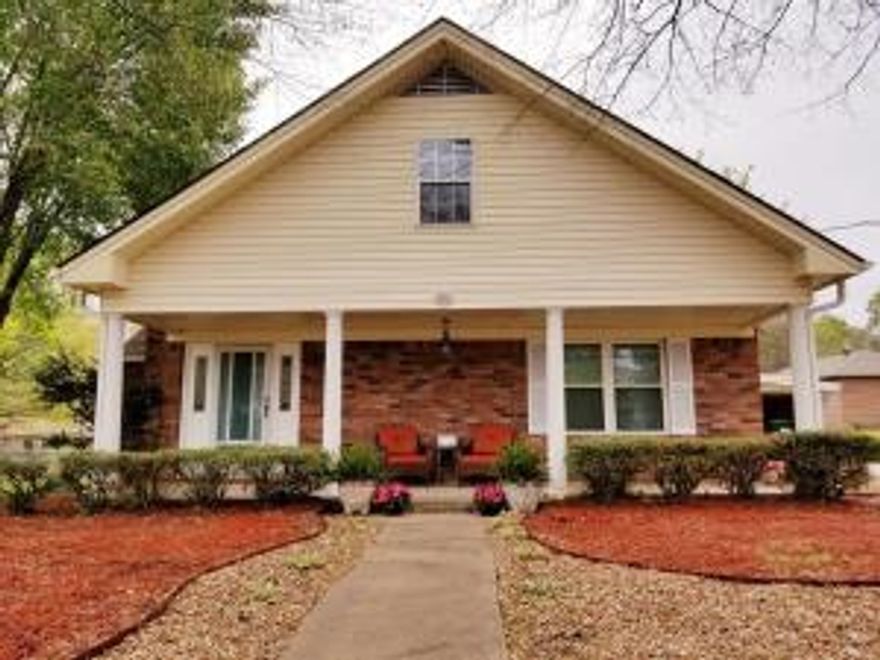 No showings until Monday August 5.What a find... 3bedroom 2 bathroom with chain link fenced yard. This home has nice space in the house and sits on 2 lots. There is a storage building and the screened in porch is amazing. Take a look, you will be glad you did.
