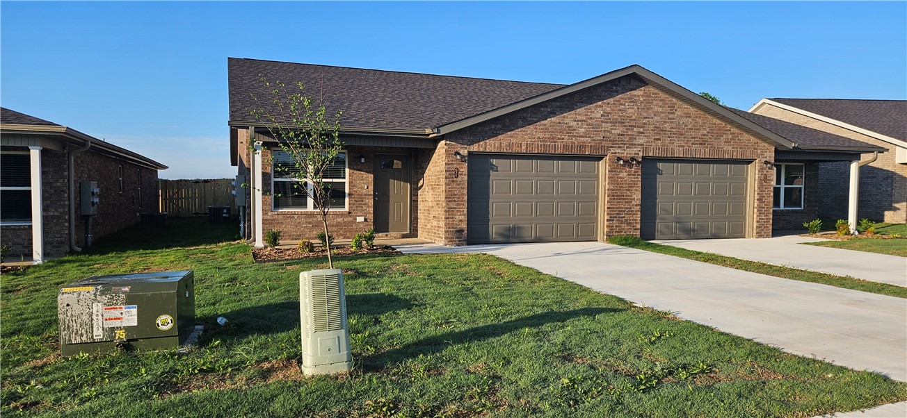Brand new duplexes in Bentonville close to NWA Reginal Airport for lease. Home features 3 bedrooms, 2 bathrooms, 2 car garage, LVP throughout home, granite countertops, ceiling fans, open floorplan, covered back patio for grilling/entertaining, fenced in yard and all appliances included. 1 month free rent for tenant with all 1-year leases signed by July 1st, 2025.