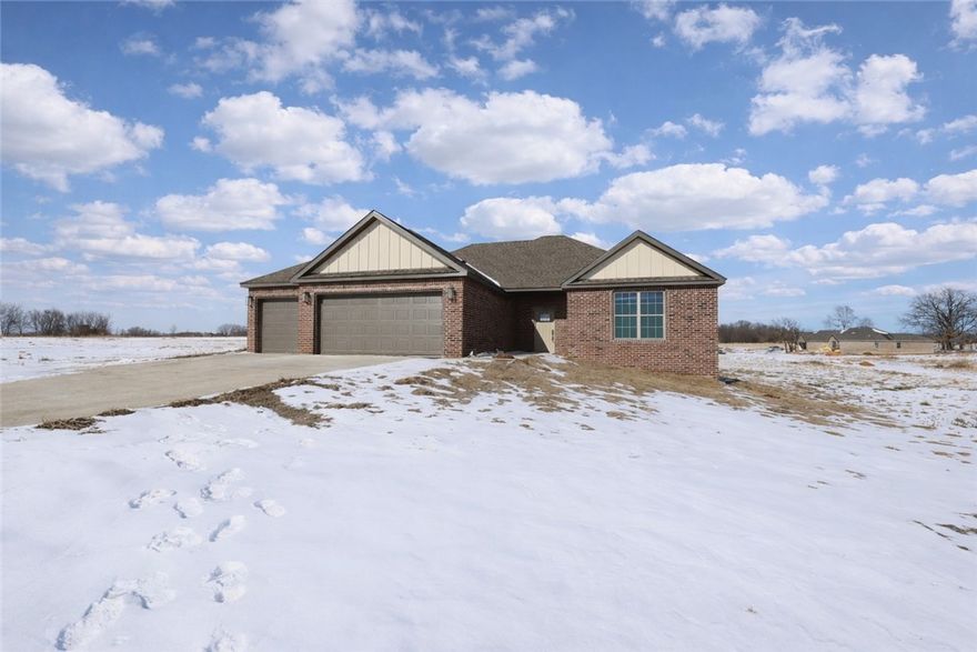 Seller is offering $7,500 towards Buyer’s Closing Costs.
Welcome home to the perfect blend of peaceful country living and everyday convenience! This beautiful 4-bedroom, 2.5-bath home sits on a spacious 1-acre lot, offering room to breathe while still being just 20 minutes from Bentonville and less than 15 minutes from XNA Airport.
With 2,204 square feet of well-designed living space, you’ll love the comfortable layout that provides both functionality and charm. Whether you’re hosting family gatherings, enjoying quiet mornings on the property, or simply appreciating the extra space around you, this home delivers a lifestyle that feels relaxed yet connected.