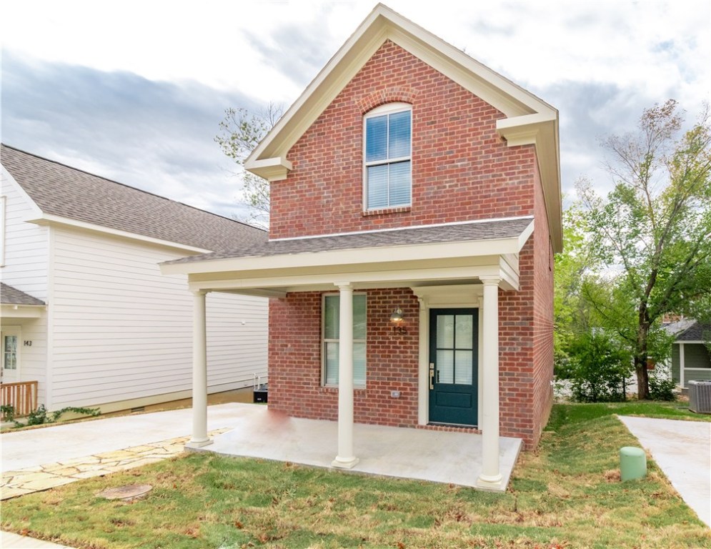 Stunning 2 bedroom, 1.5 bath home in downtown Fayetteville area! Only minutes from Fayetteville Square, Farmers market, new Feed and Folly restaurant, Dickson St., UofA, trails, parks and more! Home features beautiful hardwood floors, quartz counter tops, stainless steel appliances and more! Refrigerator, washer & dryer are provided.