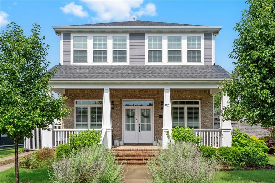 Furnished executive rental in Downtown Bentonville. Located close to the Bentonville Square, Crystal Bridges Museum, Heartland Whole Health Institute, Alice Walton School of Medicine and the new Walmart Home Campus.  Truly one of the best locations in Downtown Bentonville. Pet friendly.