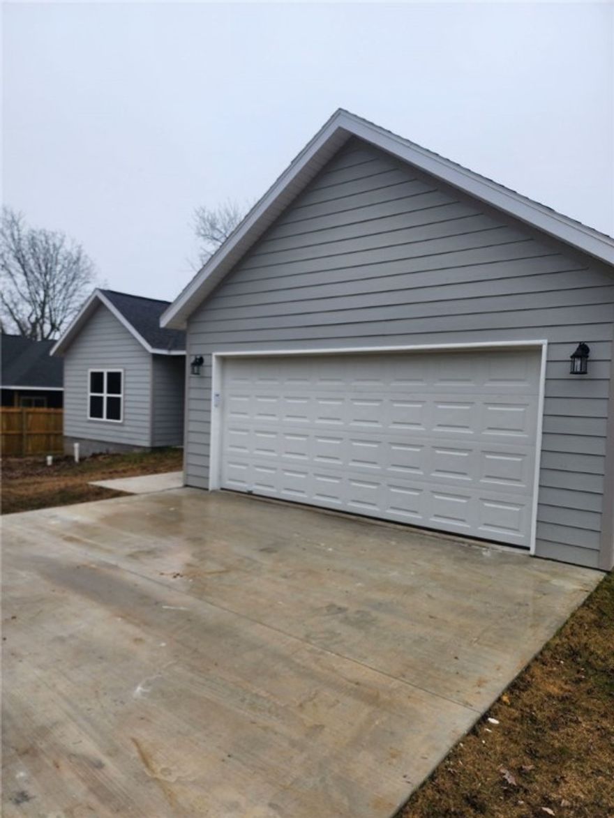 Beautiful home. 4-bedroom, 2 full bathrooms in a quiet but close to downtown. All electric, Granite
countertops, walk-in closets, a split floor plan, and a back porch patio perfect for entertainment.