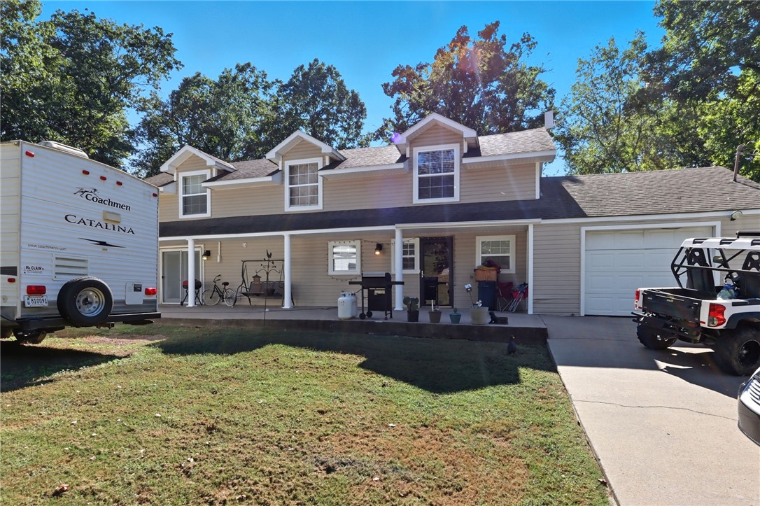 Welcome to 21802 Meadow Wood Drive, nestled in the tranquil countryside of Siloam Springs, Arkansas! This charming single-family home offers the perfect blend of peaceful rural living and modern convenience. Set on a spacious lot surrounded by mature trees, this property boasts privacy and plenty of room to roam, 2 ACRES!
ideal for gardening, outdoor entertaining, or simply enjoying the serene views.
Step inside to discover a warm, inviting interior with an open-concept living area, abundant natural light, and stylish finishes throughout. The kitchen features updated appliances and ample counter space, making it a chef’s delight. Retreat to the comfortable bedrooms for restful nights.
Located just minutes from downtown Siloam Springs, you’ll have easy access to local favorites like Fratelli’s Wood-Fired Pizzeria, Harps Food Stores, and the Siloam Springs Kayak Park.
Don’t miss your chance to own this slice of Arkansas paradise—schedule your tour today and experience the best of Siloam Springs living!