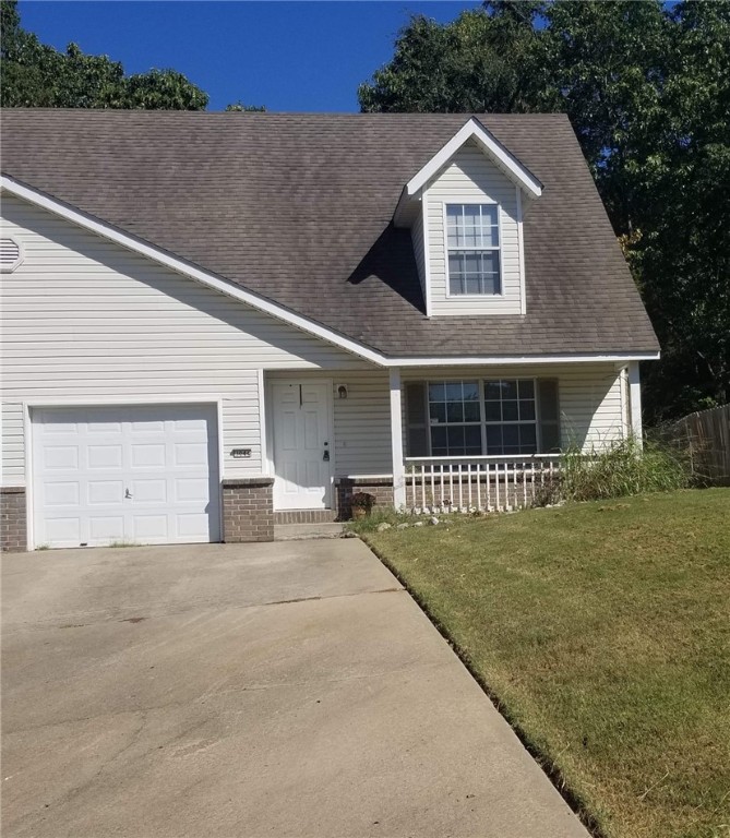 Great 2 bedroom & 1.5 bathroom 2 story duplex in Fayetteville. Close to I-49 and the University of Arkansas!