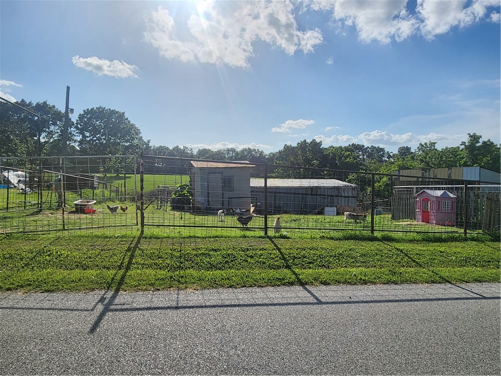 Beautiful lot you can built your dream house there, 15 minutes from Rogers, Plenty space to have a small farm they had cows in the past