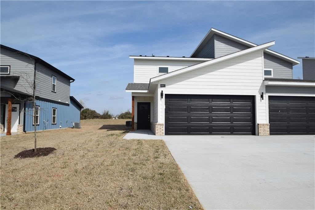 Newer modern design duplex in the heart of Bentonville! Also included refrigerator, washer and dryer. This 3 bed 2 1/2 bath plan has granite countertops, stainless appliances, and large pantry. Primary bedroom is on the main floor and has walk-in closest. Two bedrooms upstairs with full bath and walk-in closets. Luxury vinyl plank flooring throughout, 2" faux wood blinds, and upstairs study nook. You even have a private covered back patio. The property is within walking distance to Bentonville Creekside Park, it has a regulation size cricket field, pickleball courts, evening-lit dog park, splash pad, playground and recreation space with a group pavilion. You are also minutes from schools, Bentonville activity center, downtown Bentonville and all that Bentonville has to offer. Owner must approve pets and no smoking.