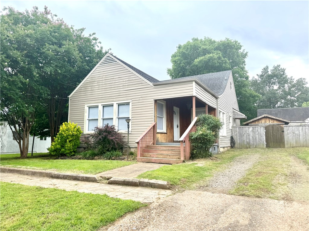 Here's a one you're going to want to see! After minimal TLC this little house will be the talk of the neighborhood and will surely earn its wings.
511 W 4th Street has a lot to offer including 2 large bedrooms, updated bathroom, high ceilings, natural light and a charming patio that leads to the quaint fenced in backyard with a detached storage building.
The home is located within walking distance of downtown, where you can enjoy shopping, dining, events and entertainment.
enterainment