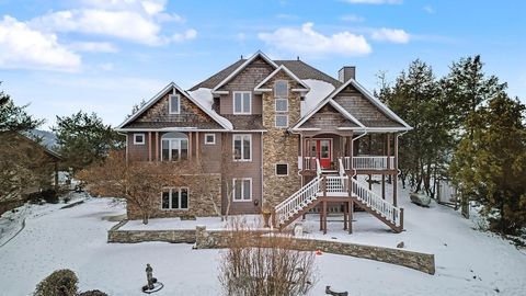 Photo of 83 Sailboat Drive, Holiday Island, AR 72631 (MLS # 1337439)