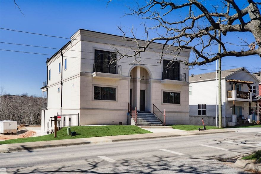 Exquisite 3-story townhome located in the heart of Fayetteville. Upscale look with built-ins, granite counter tops, stainless steel appliances, and more! Within walking distance to Wilson Park, Fayetteville's first and most popular park. Less than 5 minutes to the University of Arkansas and the Historic Fayetteville Square.