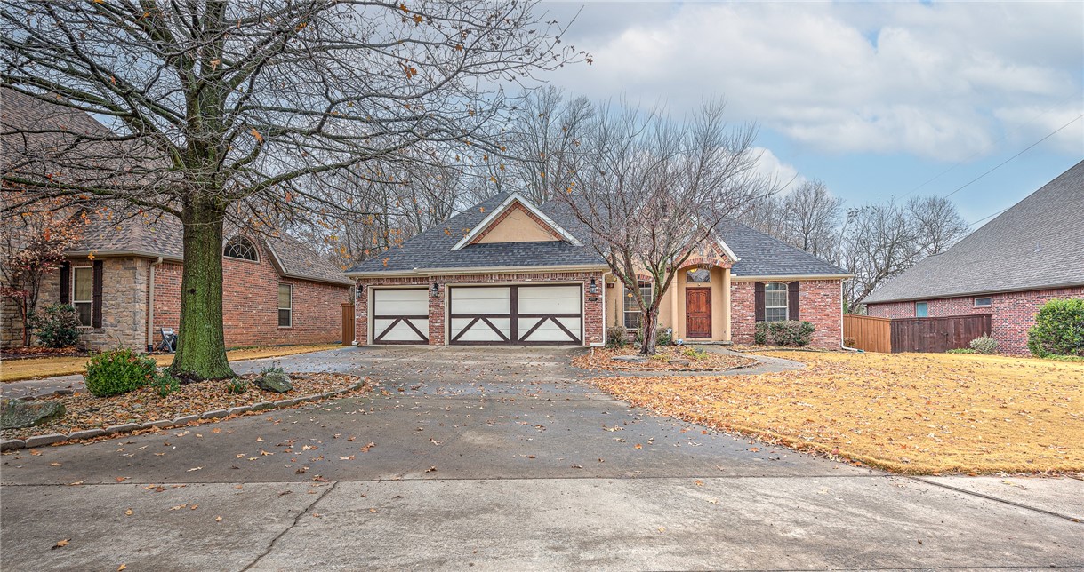 A rare find! Check out this beauty in Lochmoor Club. 4 bedroom (or 3 BRS W/Office) Great ONE level open floorplan boasts impressive entry, hardwood flooring, granite countertops in kitchen, central vac, security system, large crown. Large primary suite with sitting area and oversized master closet! Sit on the covered patio with a secluded, wooded view.
Outstanding Community Amenities and location, location, location. This is your chance to own a one story home in Lochmoor!