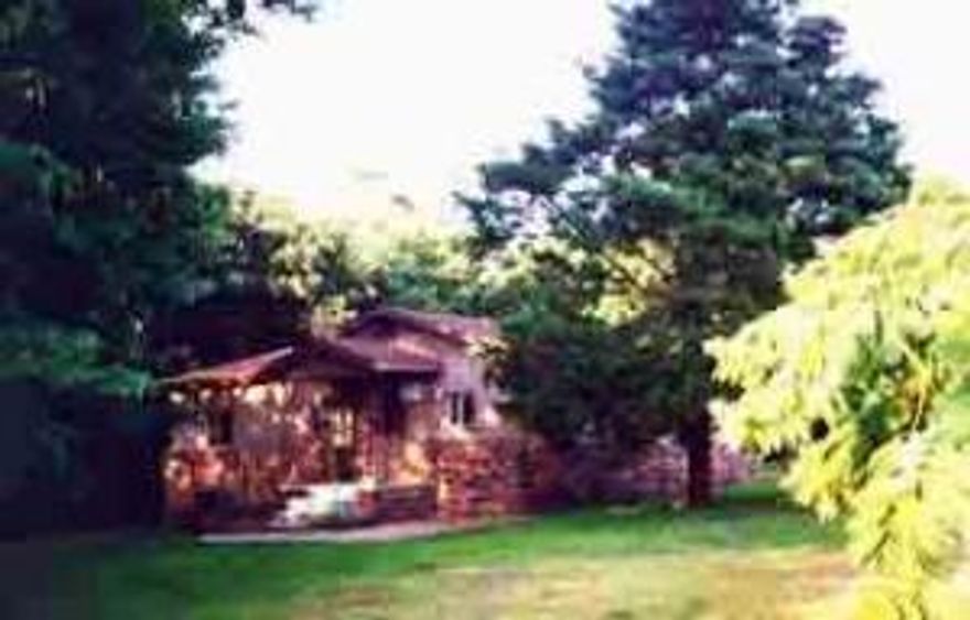 VERY NICE CURB APPEAL, LARGE TREES IN YARD, VERY NICE AND LEVEL LAWN WITH GARDEN SPOT.  STORAGE BUILDING.NEW PAINT,LARGE BATHROOM. @@@@@@@@@@MUST SELL, SELLERS HAVE RELOCATED@@@@@@@@@@@@@@@@@@@@@@@@@@@@@@@@