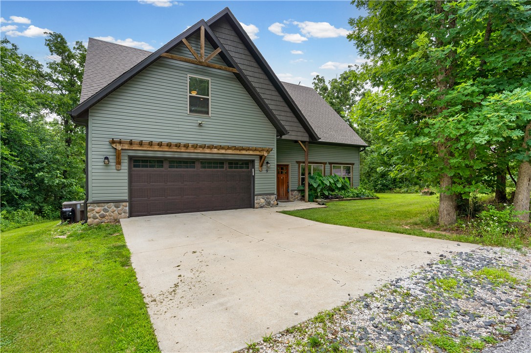 View of front of house featuring a front yard, dri